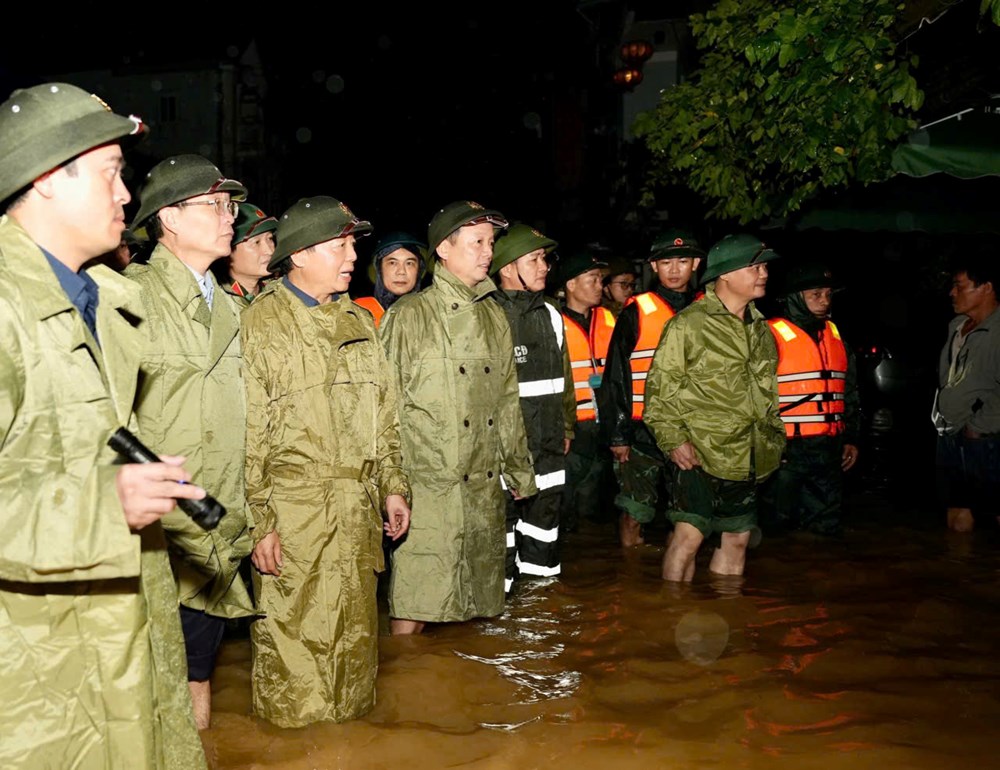 Phó Thủ tướng Trần Hồng Hà kiểm tra và thăm hỏi người dân bị ngập lụt tại Huế - ảnh 3