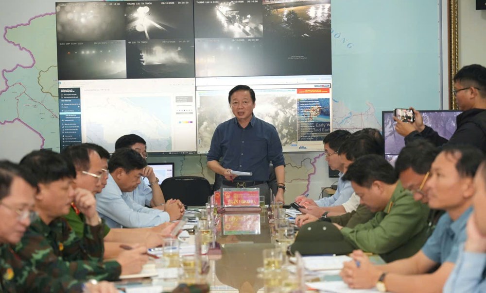 Phó Thủ tướng Trần Hồng Hà kiểm tra và thăm hỏi người dân bị ngập lụt tại Huế - ảnh 4