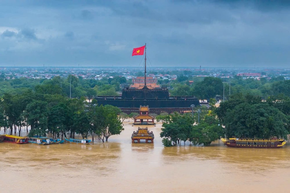Nước lũ nhấn chìm di sản Huế - ảnh 1