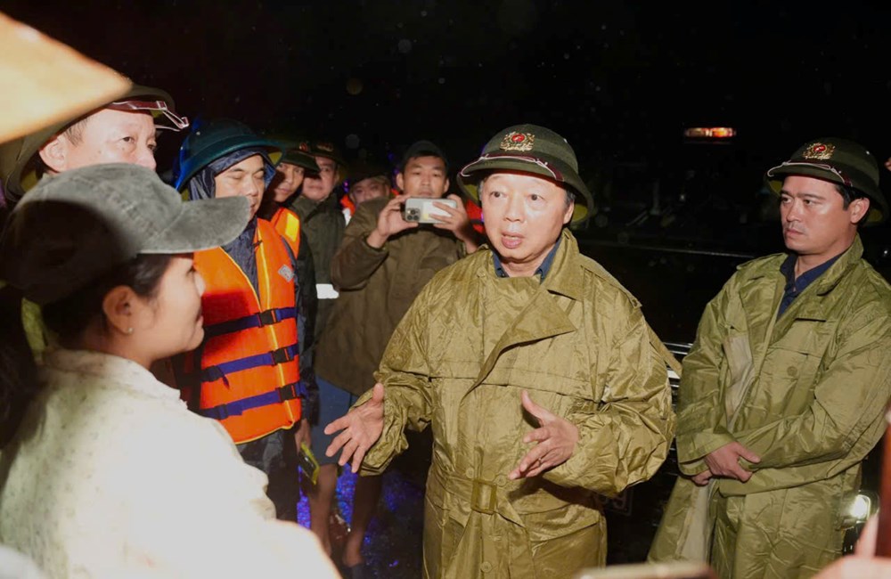 Phó Thủ tướng Trần Hồng Hà kiểm tra và thăm hỏi người dân bị ngập lụt tại Huế - ảnh 1