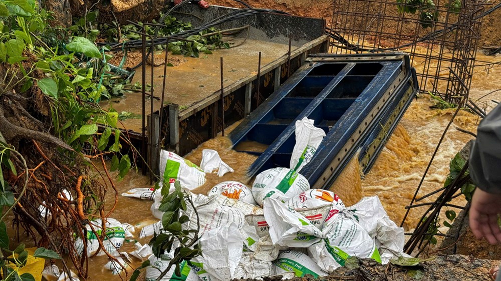 Dồn cát vào bao, ngăn không cho nước từ sông chảy ngược vào đô thị Quảng Ngãi - ảnh 4