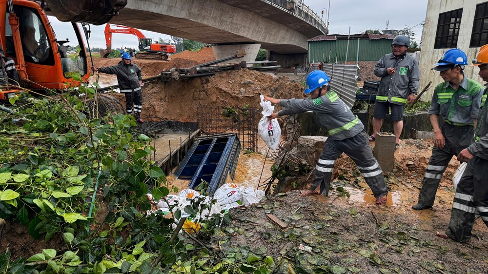 Dồn cát vào bao, ngăn không cho nước từ sông chảy ngược vào đô thị Quảng Ngãi - ảnh 3