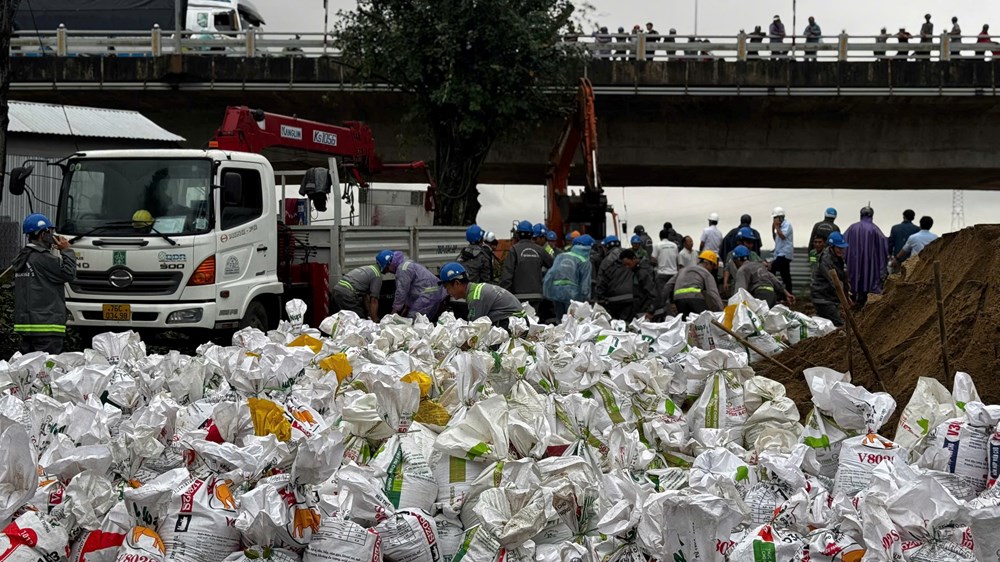 Dồn cát vào bao, ngăn không cho nước từ sông chảy ngược vào đô thị Quảng Ngãi - ảnh 1