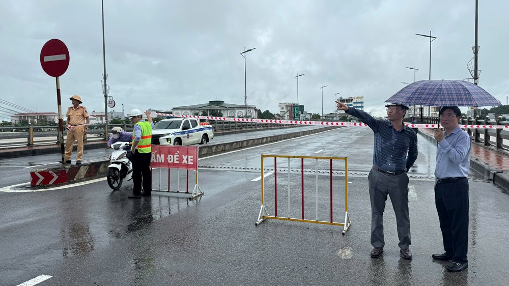 Rào chắn, cấm phương tiện và người qua cầu Châu Ổ - ảnh 3