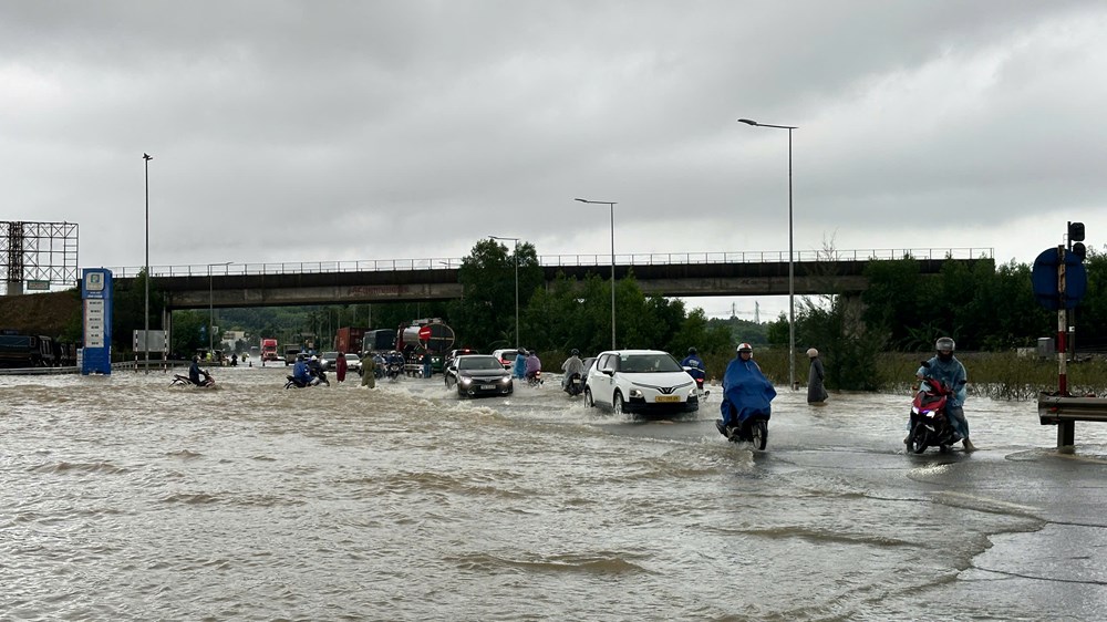 Nước lũ dâng cao, nhiều khu dân cư bị cô lập - ảnh 15