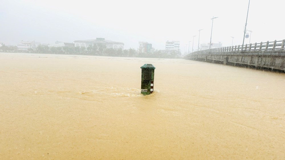 Nước lũ dâng cao, nhiều khu dân cư bị cô lập - ảnh 14