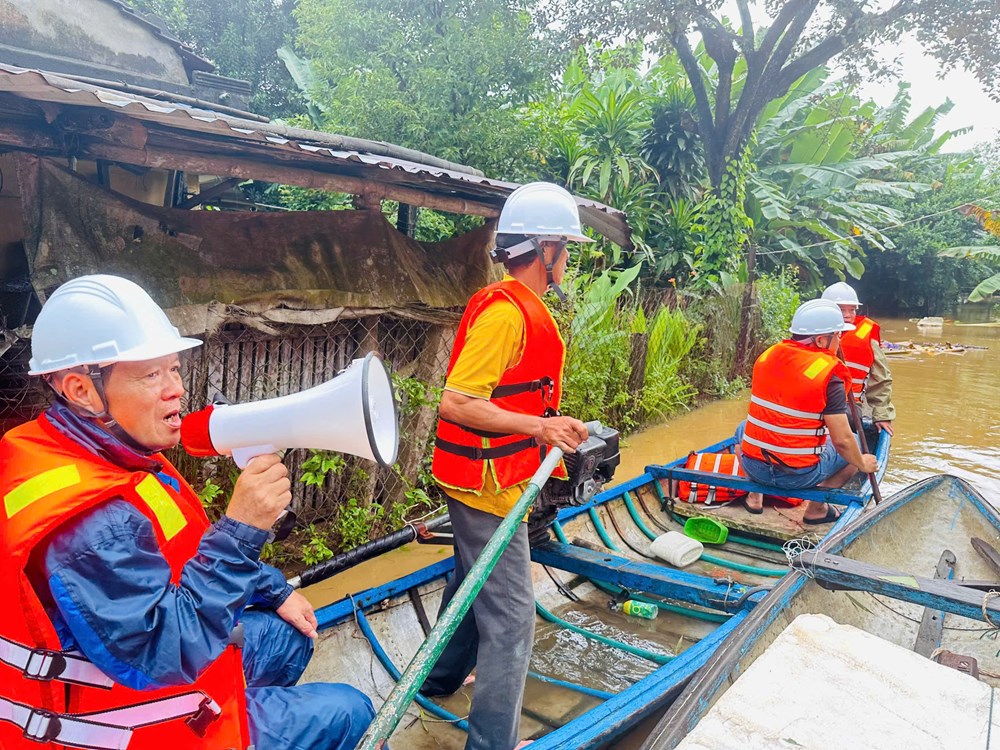 Nước lũ dâng cao, nhiều khu dân cư bị cô lập - ảnh 11