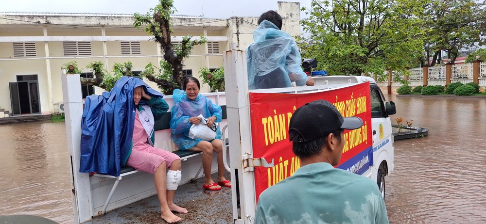 Nước lũ dâng cao, nhiều khu dân cư bị cô lập - ảnh 10