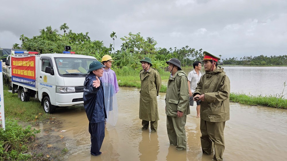 Nước lũ dâng cao, nhiều khu dân cư bị cô lập - ảnh 8