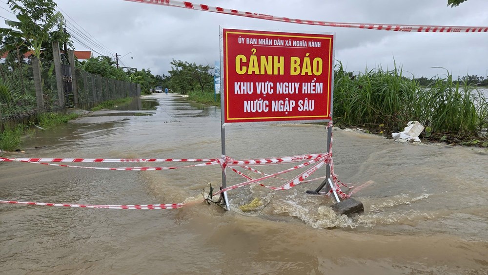 Nước lũ dâng cao, nhiều khu dân cư bị cô lập - ảnh 16