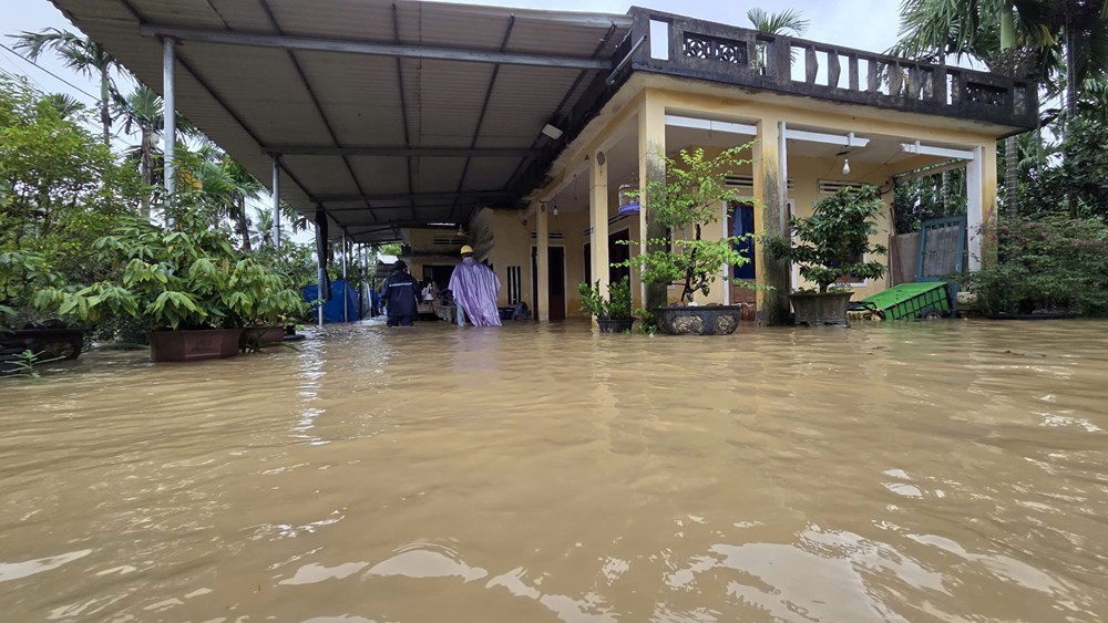 Nước lũ dâng cao, nhiều khu dân cư bị cô lập - ảnh 2