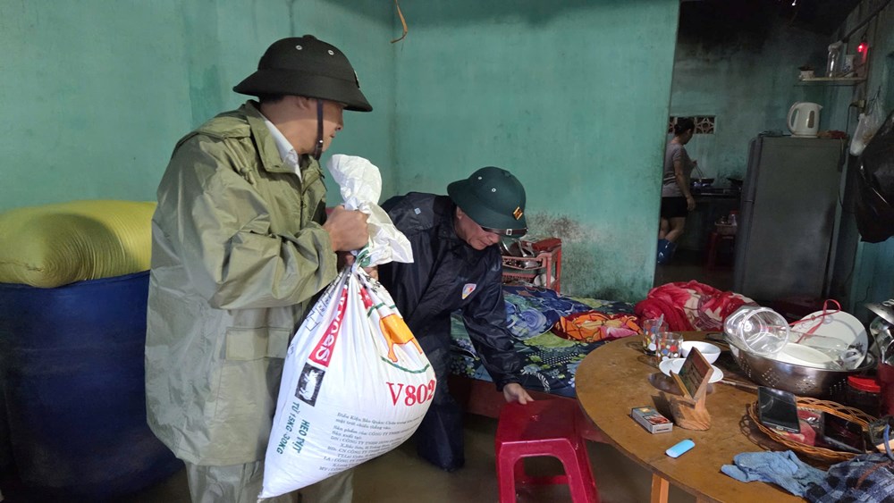 Nước lũ dâng cao, nhiều khu dân cư bị cô lập - ảnh 3