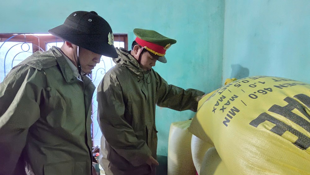 Nước lũ dâng cao, nhiều khu dân cư bị cô lập - ảnh 4