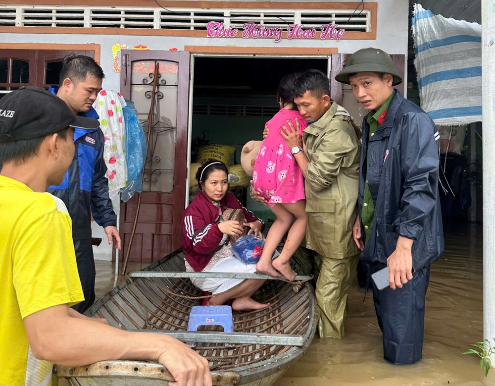 Nước lũ dâng cao, nhiều khu dân cư bị cô lập - ảnh 9