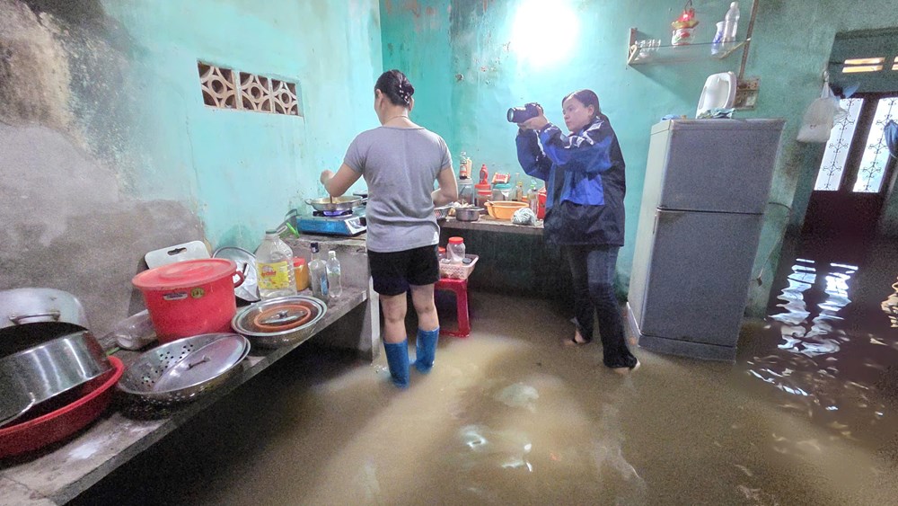 Nước lũ dâng cao, nhiều khu dân cư bị cô lập - ảnh 5