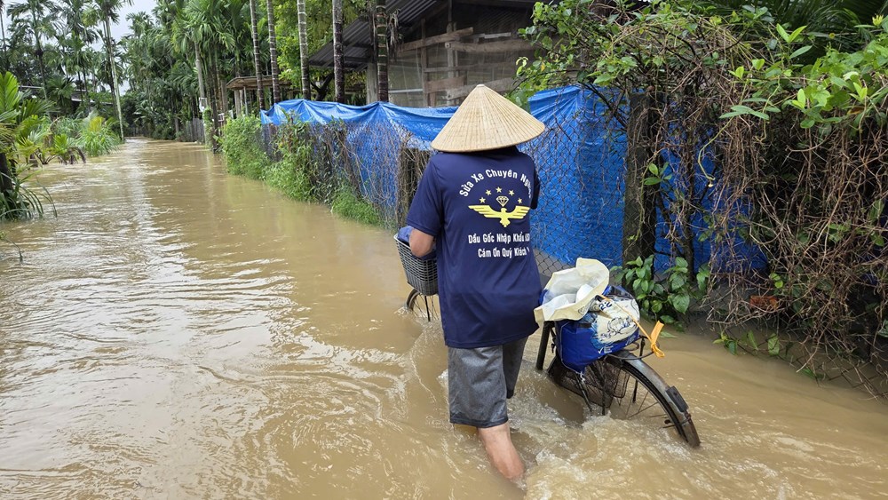 Nước lũ dâng cao, nhiều khu dân cư bị cô lập - ảnh 7