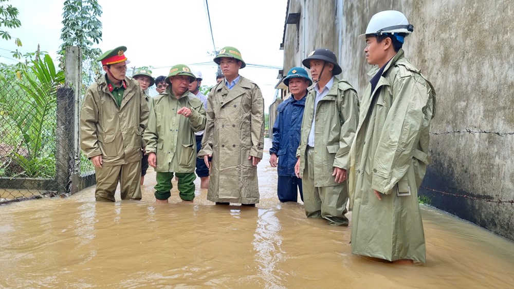 Nước lũ dâng cao, nhiều khu dân cư bị cô lập - ảnh 1