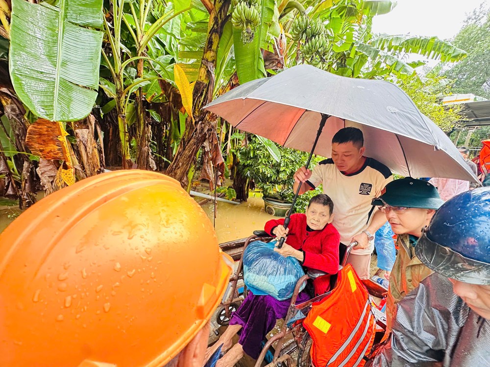 Nước lũ dâng cao, nhiều khu dân cư bị cô lập - ảnh 12