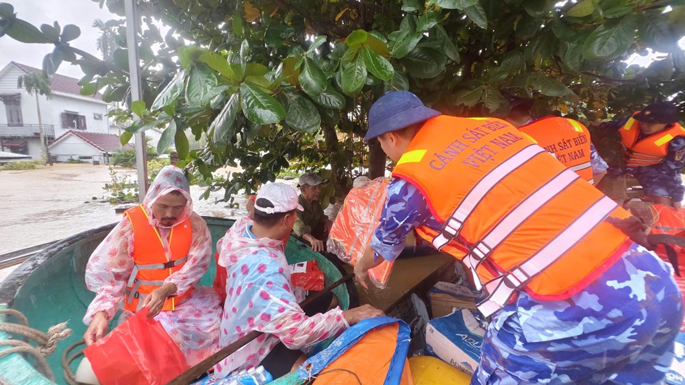 Bộ Tư lệnh Vùng Cảnh sát biển 2 cứu trợ, giúp đỡ người dân vùng lũ  - ảnh 1