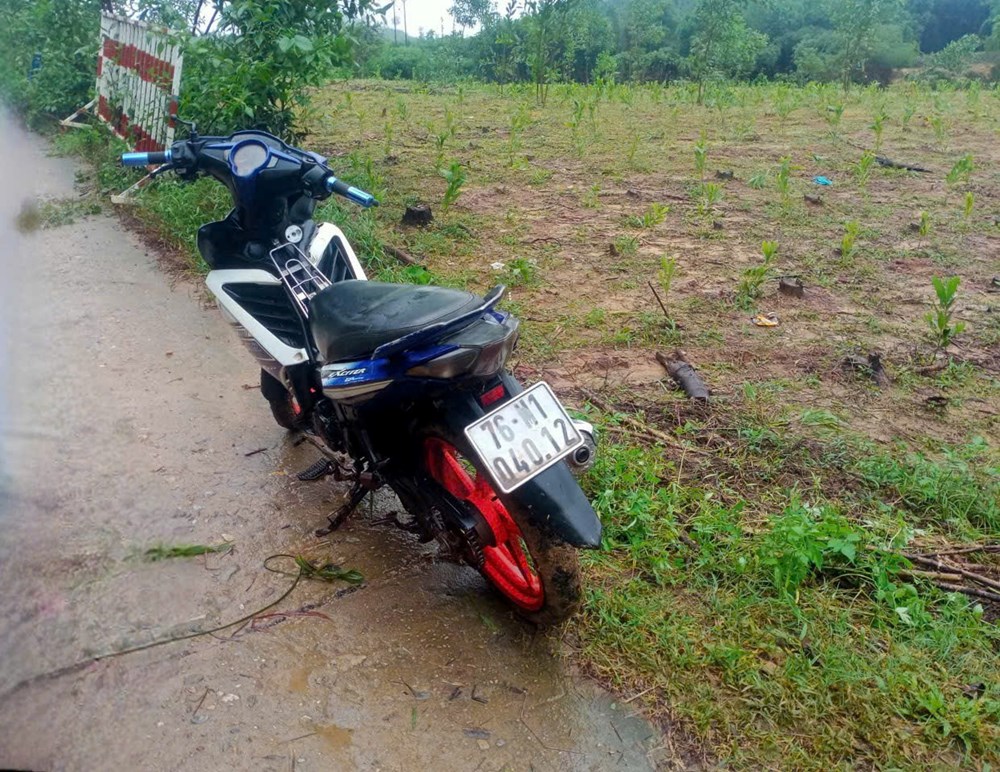 Giải cứu người đàn ông rơi xuống cầu mắc kẹt giữa dòng lũ - ảnh 1