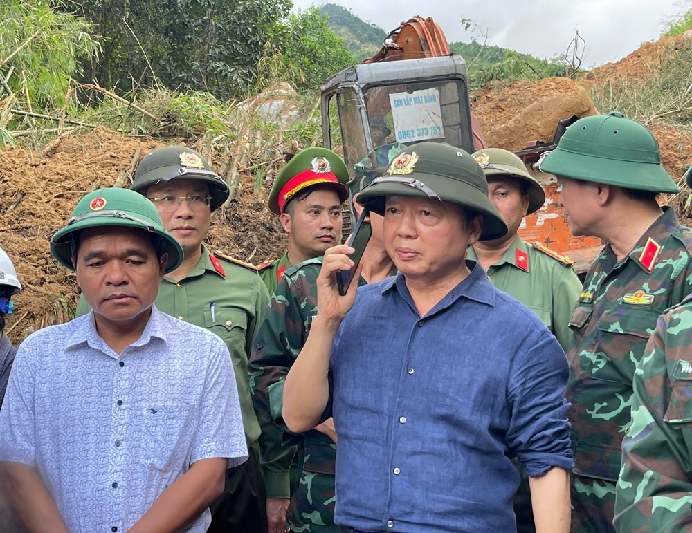 Phó Thủ tướng Trần Hồng Hà điện thoại trực tiếp cho người dân vùng đang bị chia cắt giao thông - ảnh 1