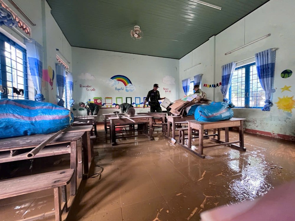 Quảng Ngãi xử lý môi trường, dọn vệ sinh sau lũ - ảnh 8