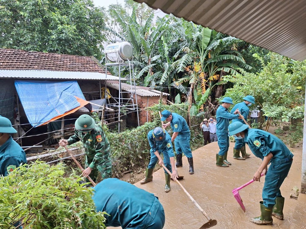 Quảng Ngãi xử lý môi trường, dọn vệ sinh sau lũ - ảnh 7