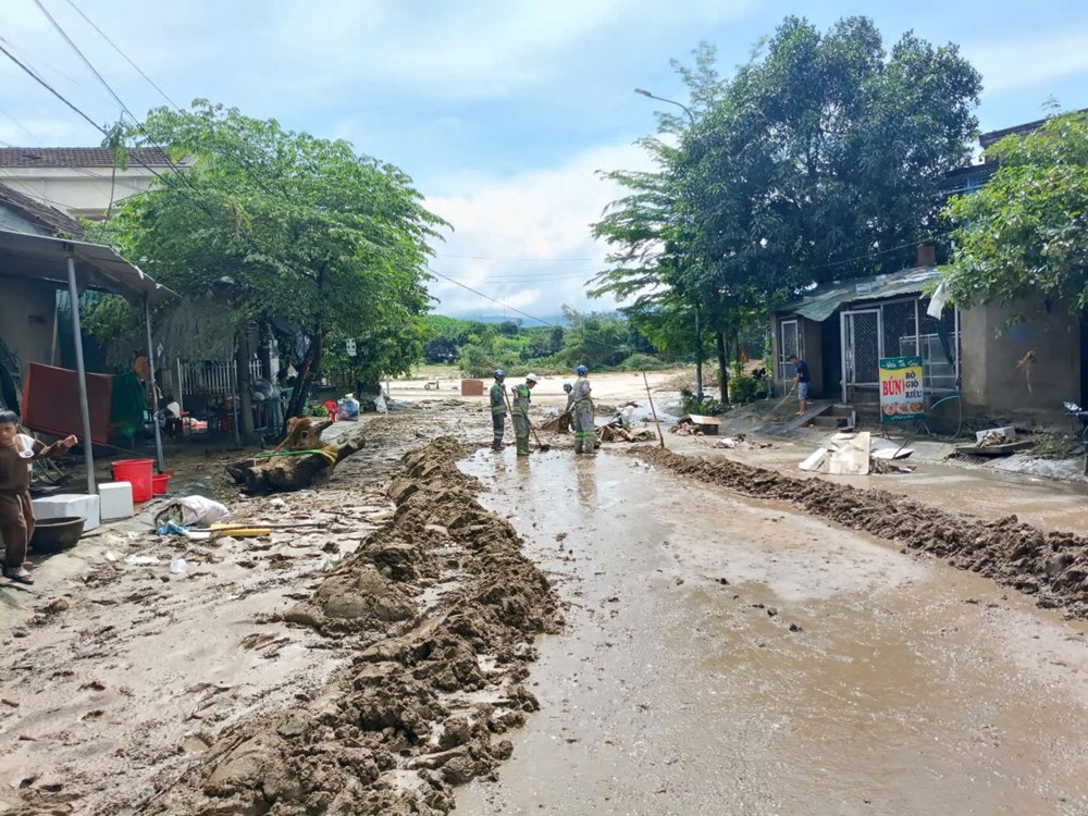 Quảng Ngãi xử lý môi trường, dọn vệ sinh sau lũ - ảnh 6