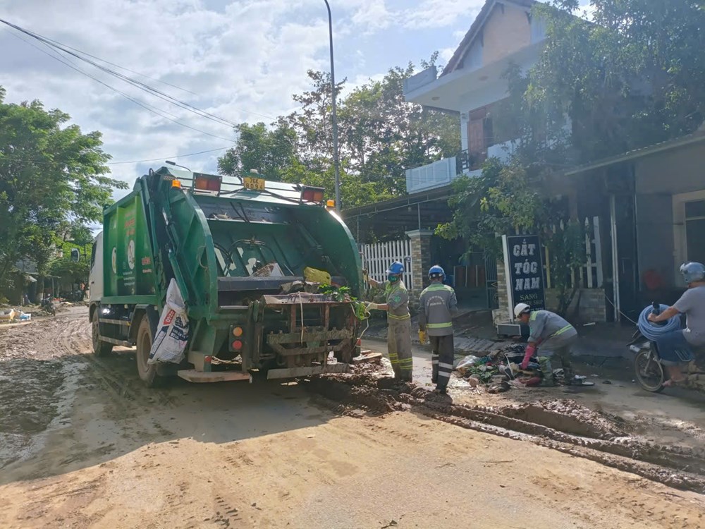 Quảng Ngãi xử lý môi trường, dọn vệ sinh sau lũ - ảnh 5