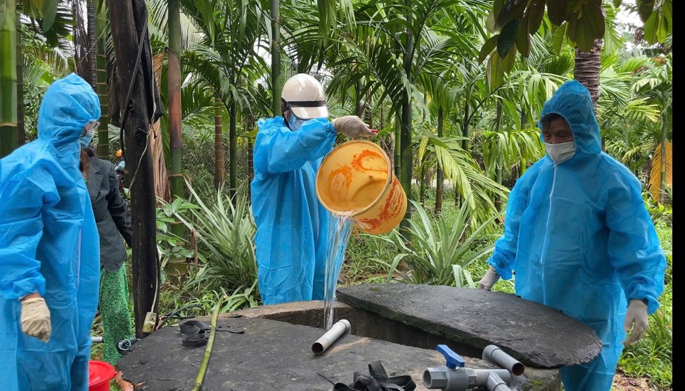 Quảng Ngãi xử lý môi trường, dọn vệ sinh sau lũ - ảnh 9