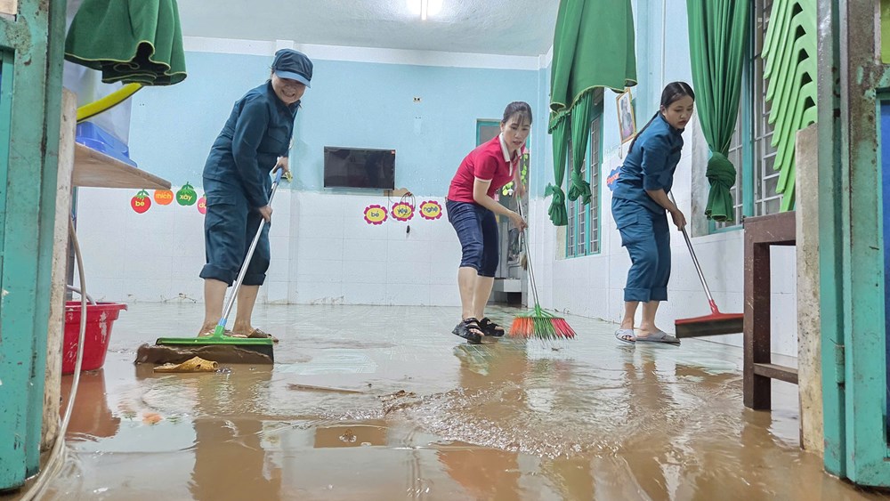 Quảng Ngãi xử lý môi trường, dọn vệ sinh sau lũ - ảnh 2