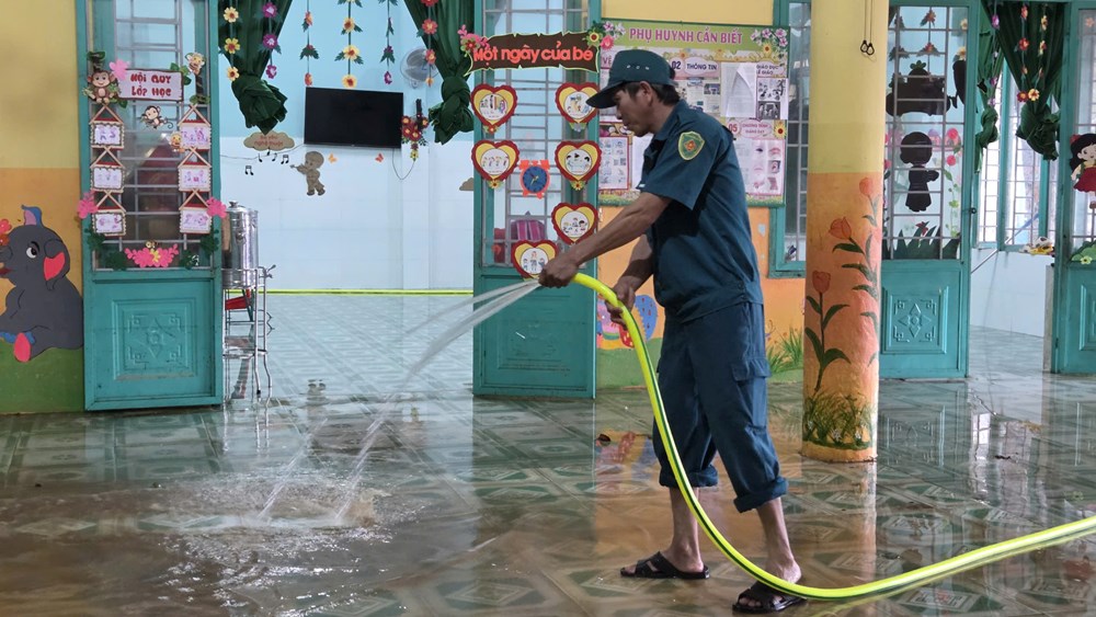 Quảng Ngãi xử lý môi trường, dọn vệ sinh sau lũ - ảnh 3