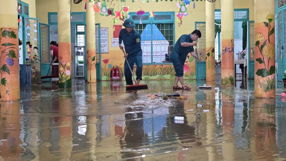 Quảng Ngãi xử lý môi trường, dọn vệ sinh sau lũ - ảnh 1