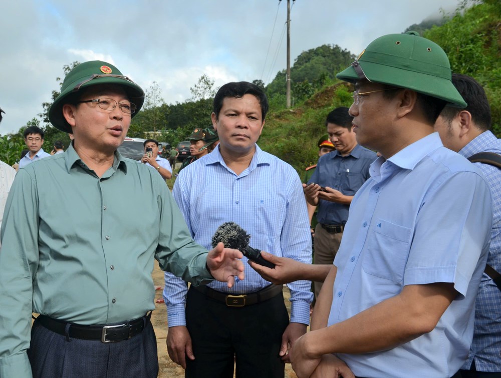 Phó Thủ tướng Hồ Quốc Dũng kiểm tra công tác khắc phục sạt lở ở Quảng Ngãi - ảnh 1