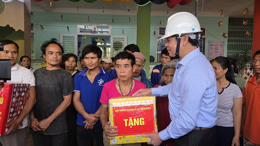 Phó Thủ tướng Hồ Quốc Dũng kiểm tra công tác khắc phục sạt lở ở Quảng Ngãi - ảnh 6