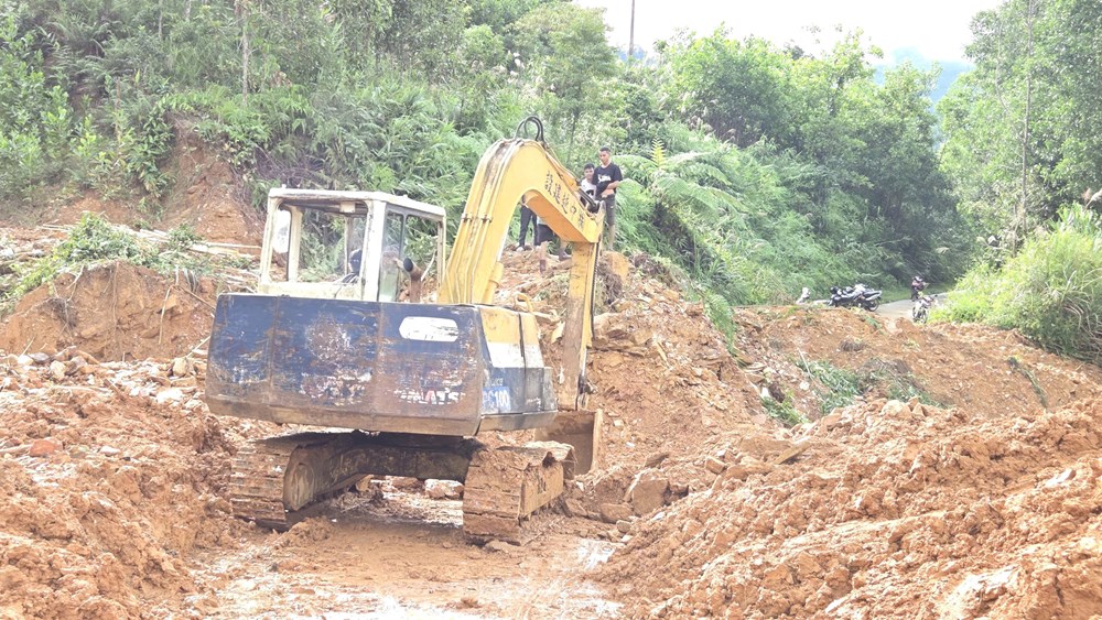 Phó Thủ tướng Hồ Quốc Dũng kiểm tra công tác khắc phục sạt lở ở Quảng Ngãi - ảnh 3