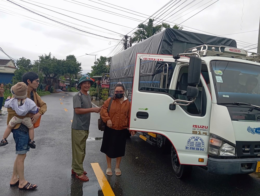 Kịp thời hỗ trợ sản phụ vượt qua vùng lũ đến bệnh viện - ảnh 3