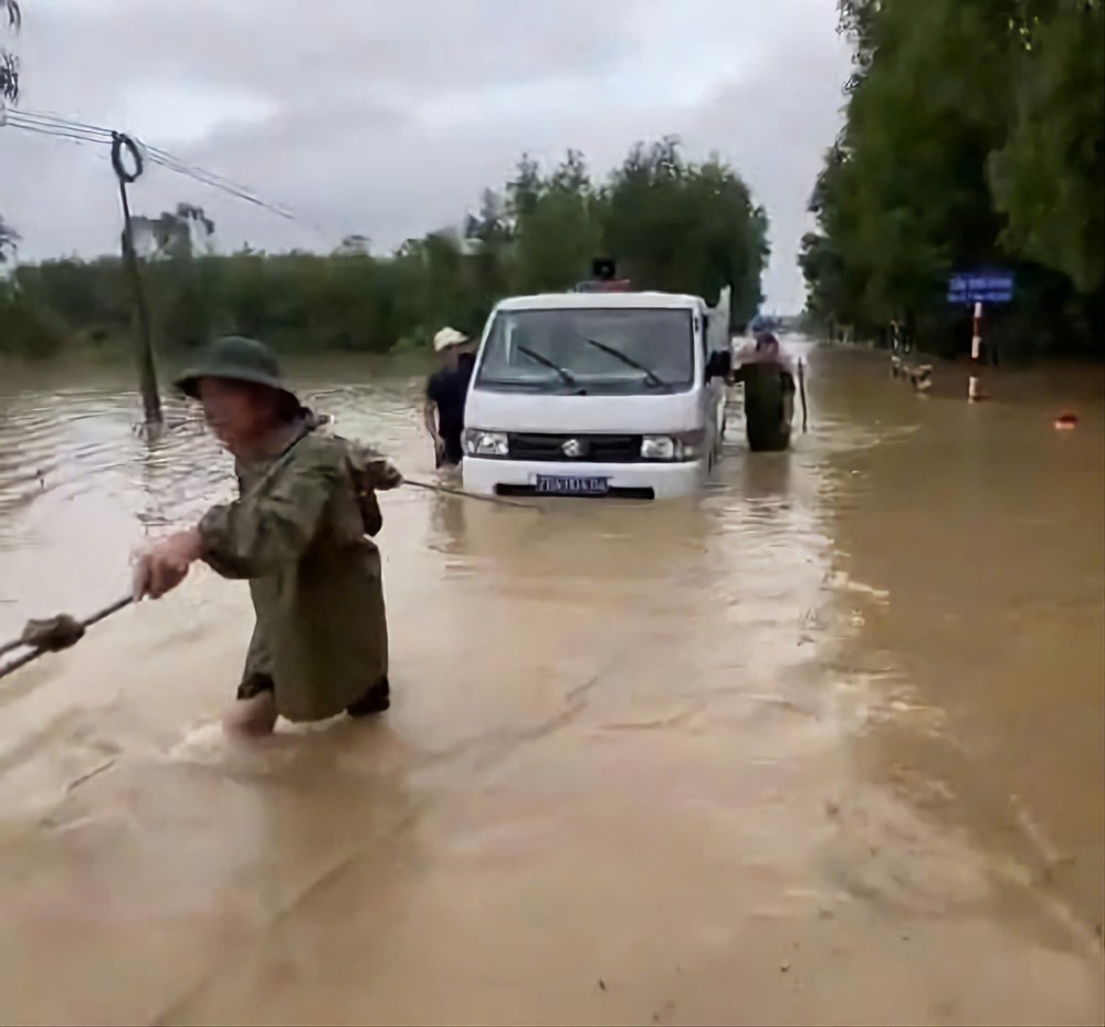 Kịp thời hỗ trợ sản phụ vượt qua vùng lũ đến bệnh viện - ảnh 1