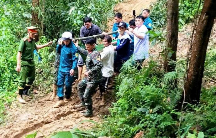 Băng rừng đưa bệnh nhân từ miền núi về cấp cứu tại Bệnh viện Sản - Nhi Quảng Ngãi - ảnh 1