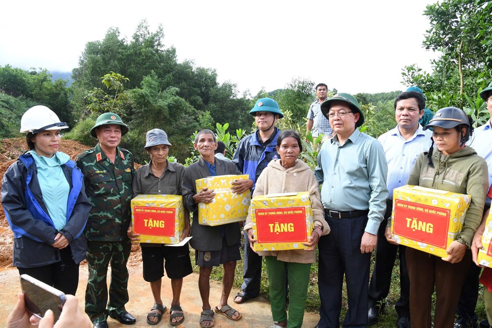 Phó Thủ tướng Hồ Quốc Dũng kiểm tra công tác khắc phục sạt lở ở Quảng Ngãi - ảnh 4