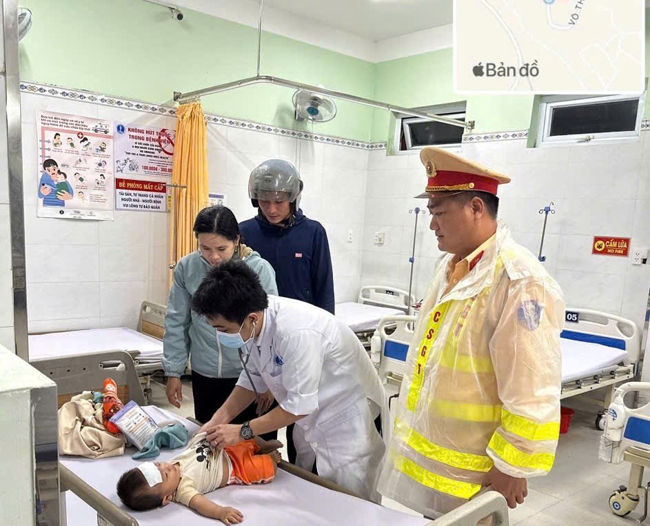 CSGT Quảng Ngãi dùng xe đặc chủng đưa cháu bé sốt cao đi cấp cứu kịp thời - ảnh 2
