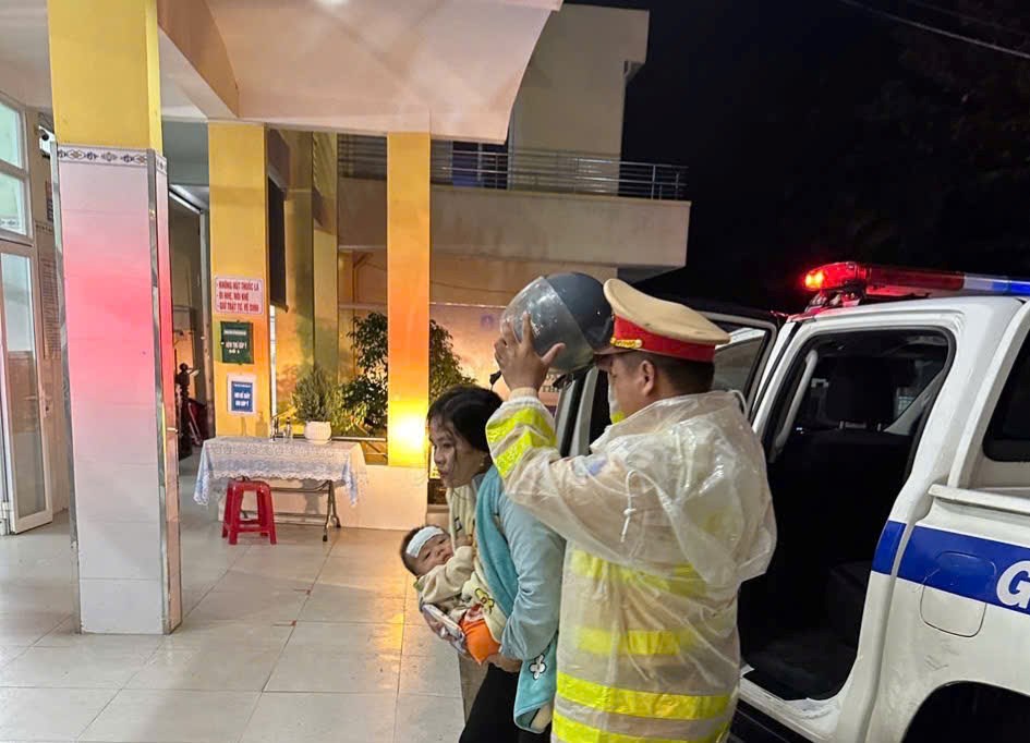 CSGT Quảng Ngãi dùng xe đặc chủng đưa cháu bé sốt cao đi cấp cứu kịp thời - ảnh 1