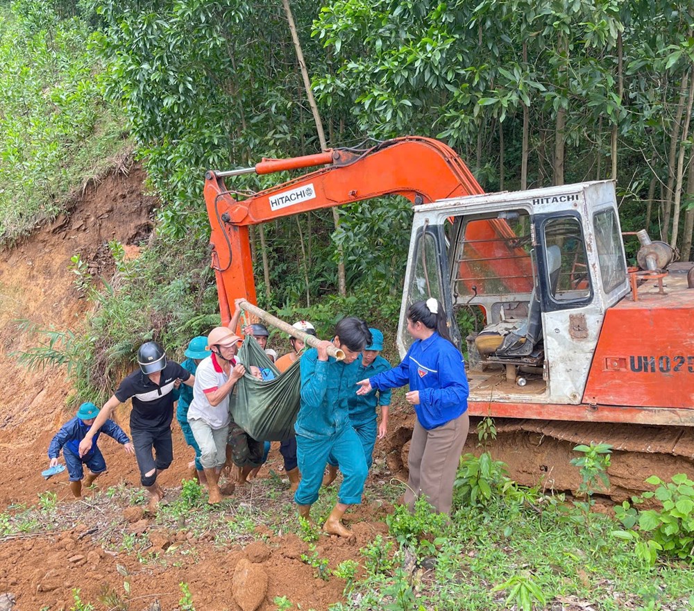 Huy động cáng tạm, dây thừng và phương tiện thô sơ đưa người dân vùng sạt lở đi cấp cứu - ảnh 1