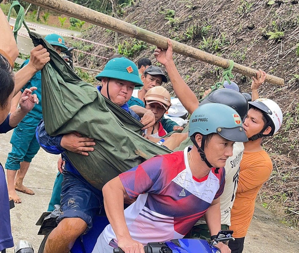 Huy động cáng tạm, dây thừng và phương tiện thô sơ đưa người dân vùng sạt lở đi cấp cứu - ảnh 3