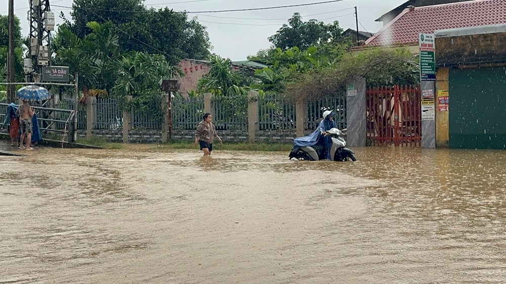 Mực nước ở các sông Quảng Ngãi đang lên, nhiều tuyến đường chìm trong nước - ảnh 4