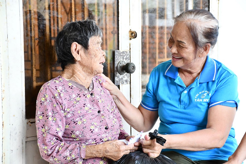 Những “bông hoa” tỏa hương giữa đời thường - ảnh 1