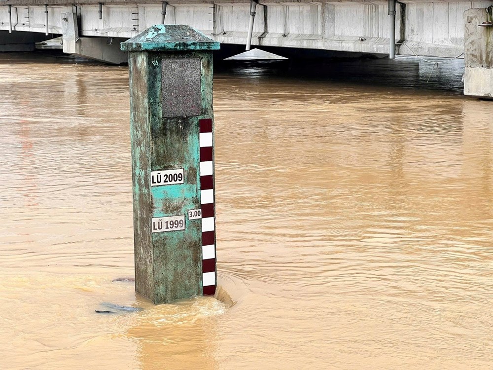 Mực nước ở các sông Quảng Ngãi đang lên, nhiều tuyến đường chìm trong nước - ảnh 1