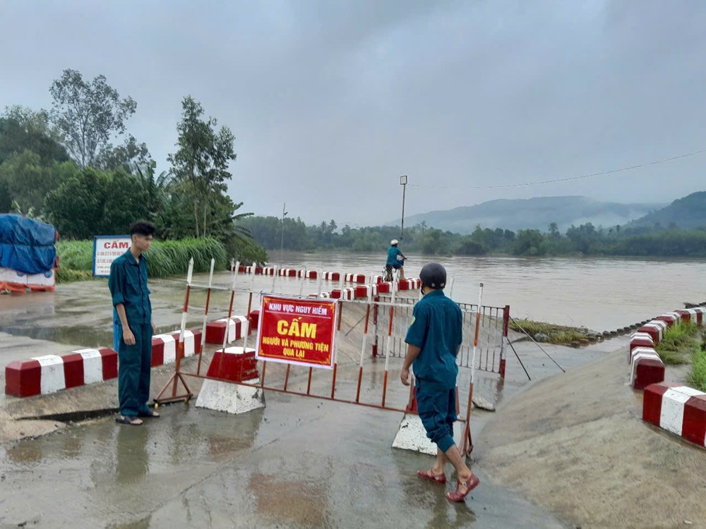 Mực nước ở các sông Quảng Ngãi đang lên, nhiều tuyến đường chìm trong nước - ảnh 7