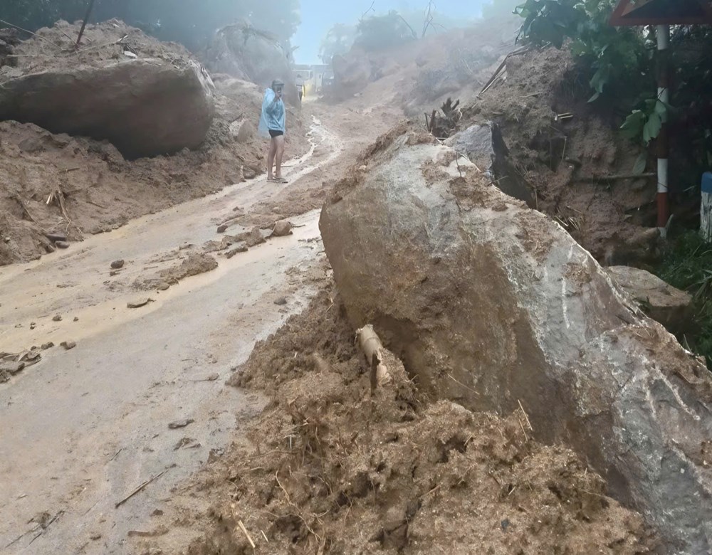 Mực nước ở các sông Quảng Ngãi đang lên, nhiều tuyến đường chìm trong nước - ảnh 6