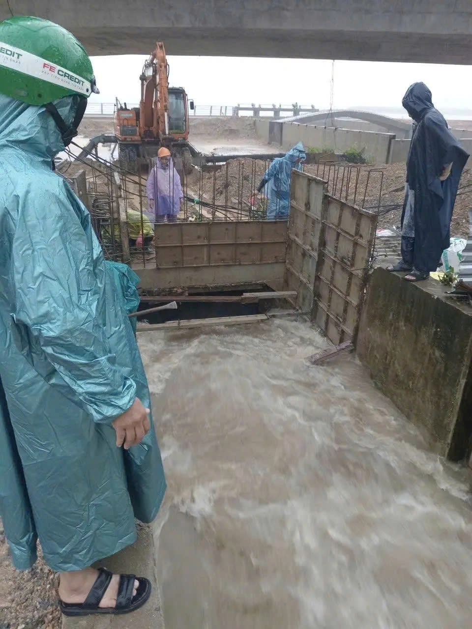 Mực nước ở các sông Quảng Ngãi đang lên, nhiều tuyến đường chìm trong nước - ảnh 3